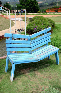 花园里的蓝色椅子