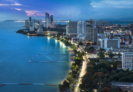 城市天际线，芭堤雅湾和海滩，泰国。