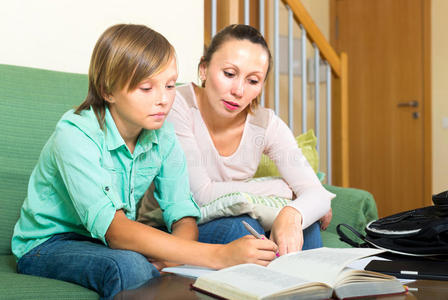 作业 研究 桌子 中间 帮助 在室内 母亲 儿子 知识 家庭