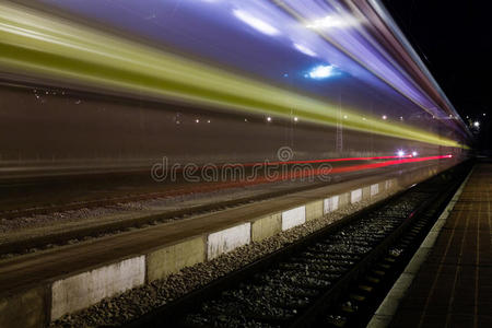 红蓝相间的火车驶离一个没有屋顶的荷兰小火车站