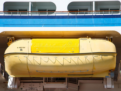 蓝色舱壁下的黄色救生艇