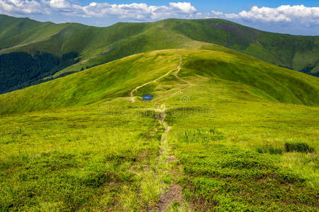 青山上的小湖