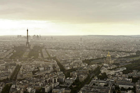 黄昏时分巴黎的埃菲尔铁塔