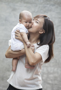 新生儿的面部与母亲用于婴儿和母亲的愈合