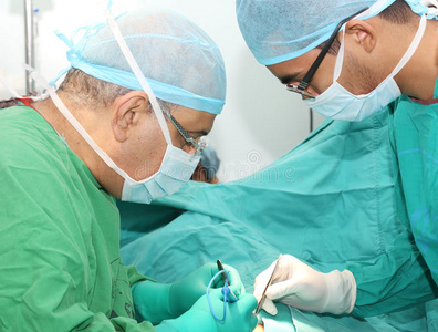 外科医生在手术室为病人做手术