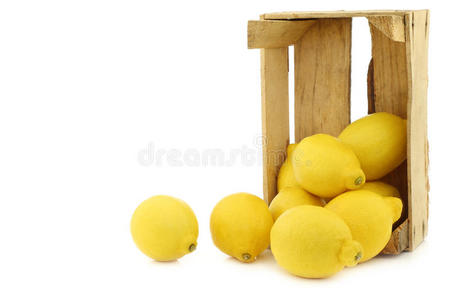 木箱里的新鲜柠檬