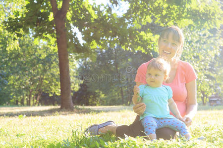 母亲和小女儿在日落公园