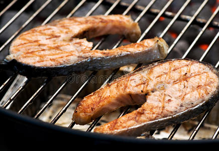 烤架上美味的三文鱼肉排