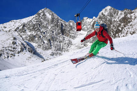 滑雪者在高山上用缆绳滑雪