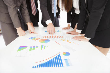 商务人士看报告并进行讨论照片