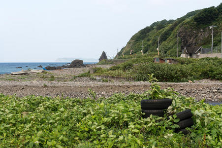 海岸上的乡村垃圾