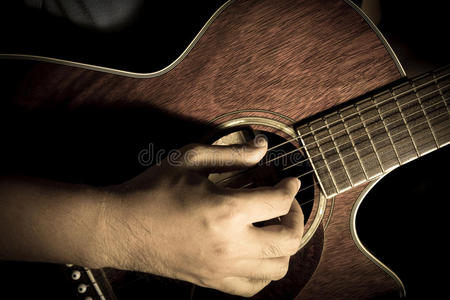 弹原声吉他，吉他手。