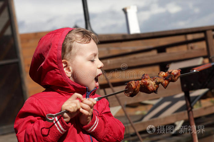 吃烤肉串的孩子