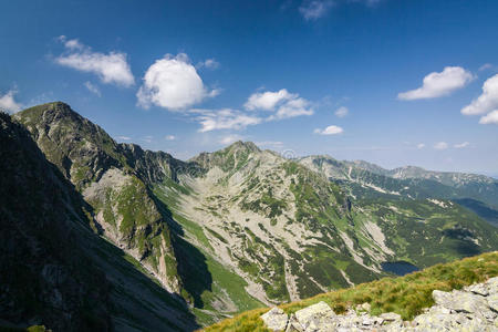 从夏季山脊俯瞰