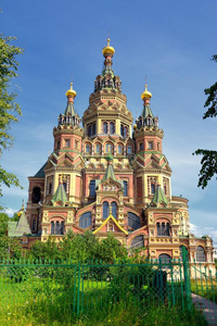 在俄罗斯圣彼得堡附近的彼得堡市，圣彼得和保罗大教堂的景色