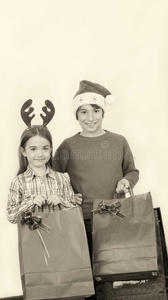 快乐的孩子们穿着圣诞礼服拿着礼物，被隔离在白色的衣服上