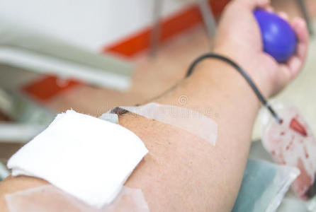 一个病人在医院输血的特写镜头
