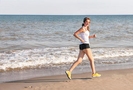 奔跑的女人。运动活跃的女人在沃特附近跑步