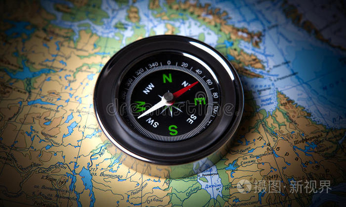 地图上的旅游指南针
