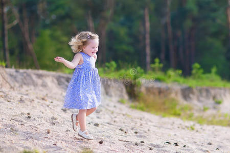在松林里奔跑的小女孩