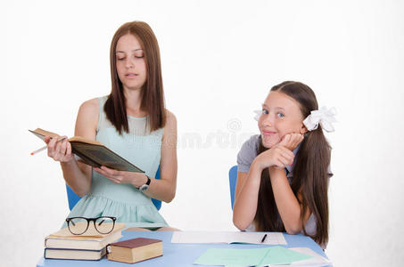 老师教导学生图片