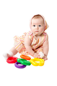 小女孩玩教育玩具彩色金字塔孤立白色背景，蒙台梭利游戏
