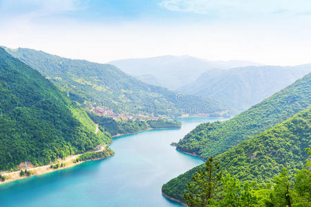 蓝色的大海和山脉的美景