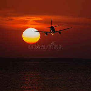 在日落和太阳b低空飞行的客机
