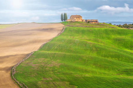 山上的小托斯卡纳小屋，夏日的色彩