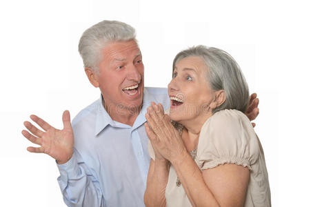 男人高兴地给年长的女人一个惊喜