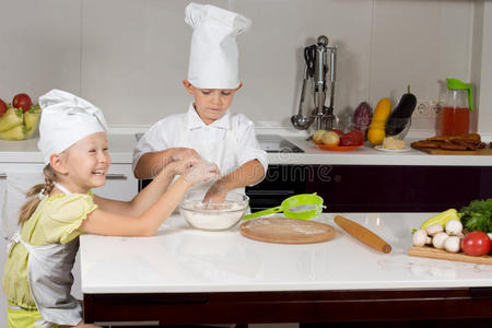 两个可爱的孩子在做自制披萨