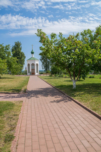 俄罗斯。穆隆变身寺。通往教堂的走道