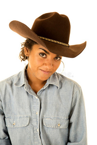迷人的棕褐色女孩穿着牛仔衬衫和牛仔帽