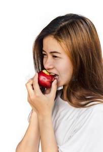 吃苹果的年轻女人。
