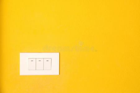 打开黄色墙壁