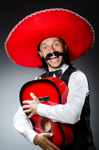 墨西哥男子与吉他分离