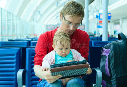 爸爸和宝宝在机场等着