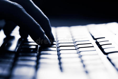 女性在电脑键盘上打字