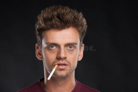抽烟的人图片