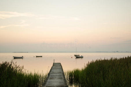 黄昏时分宁静海湾的景色