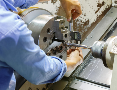 数控车削零件测量工照片