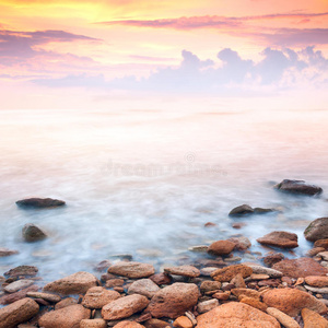 岩石海岸上美丽的日出