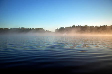 背景,地表水.雾蒙蒙的湖照片