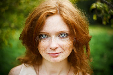 红头发蓝眼睛女孩写真