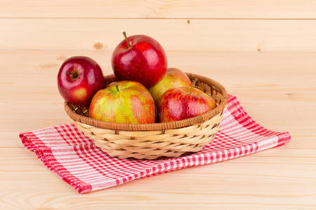 新鲜的红苹果放在木篮子里。