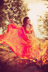 美女女巫在火旁的树林里。神奇女人庆祝