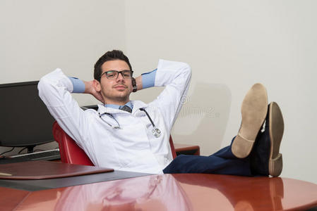 年轻的医生坐在办公室里放松
