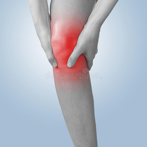 患有类风湿性关节炎的年轻女子试图移开窗帘.手和腿都变形了.