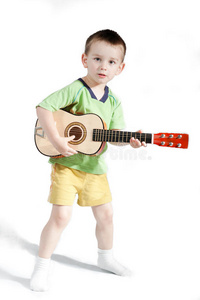 弹吉他的孩子