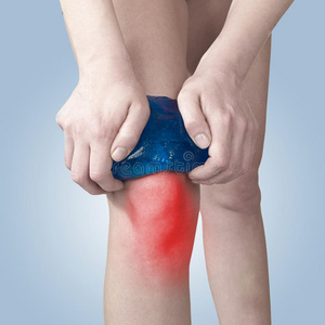 膝盖疼痛的女人。
